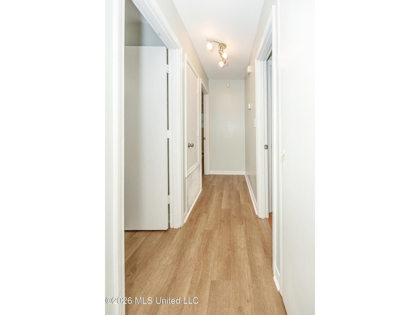 Adorable and well maintained home in the desirable golf - photo 21