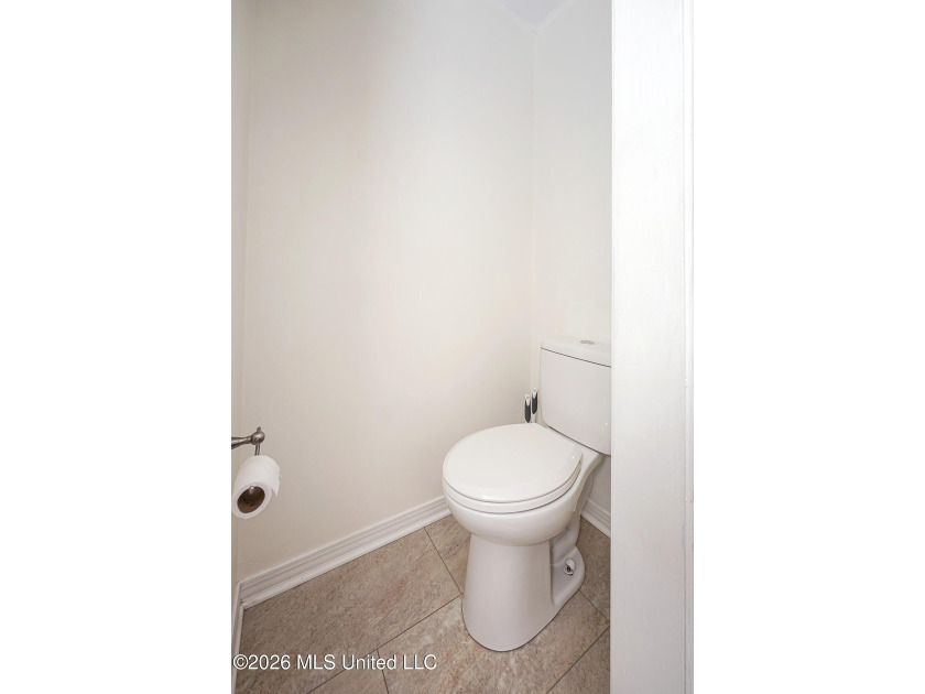 Adorable and well maintained home in the desirable golf - photo 27