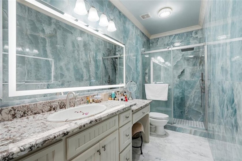 Perfectly positioned within the prestigious gated golf community - photo 28