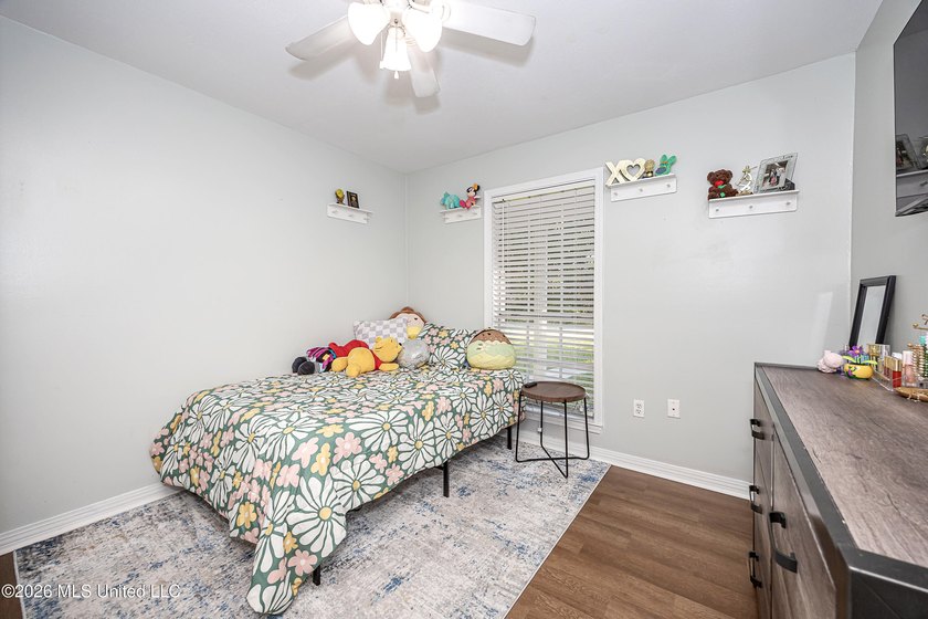 Adorable and well maintained home in the desirable golf - photo 28