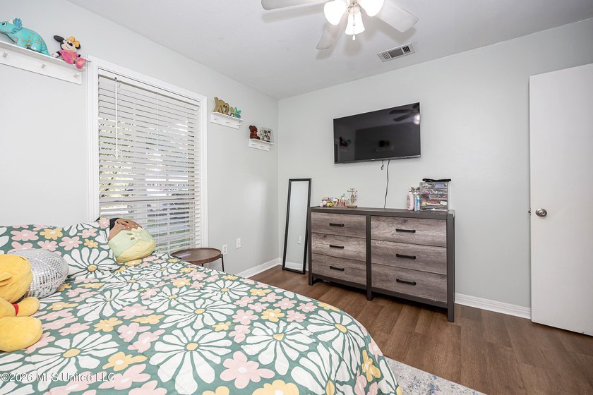 Adorable and well maintained home in the desirable golf - photo 30