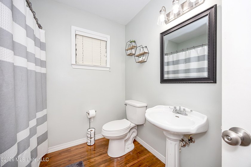 Adorable and well maintained home in the desirable golf - photo 31