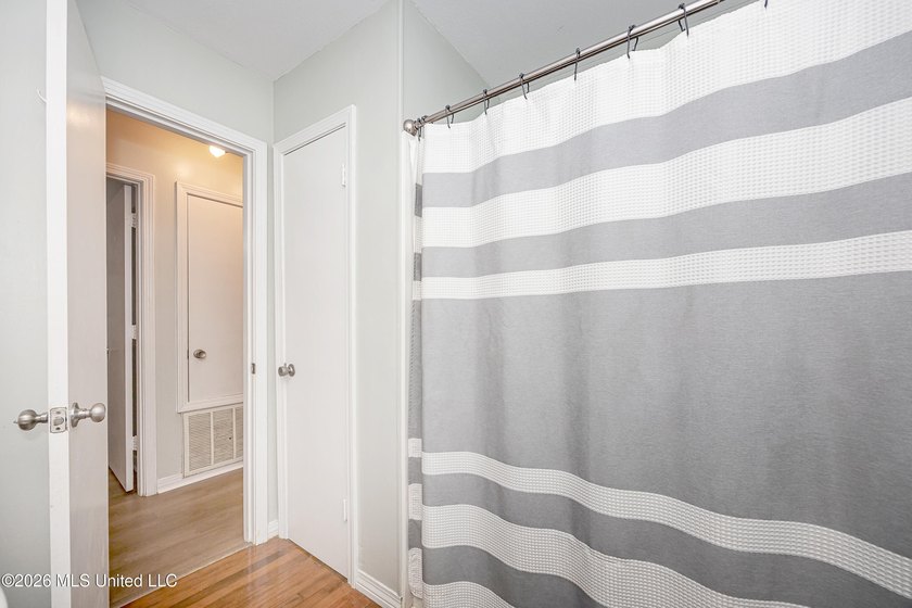 Adorable and well maintained home in the desirable golf - photo 32