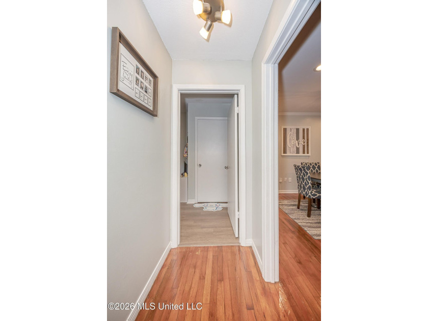 Adorable and well maintained home in the desirable golf - photo 33