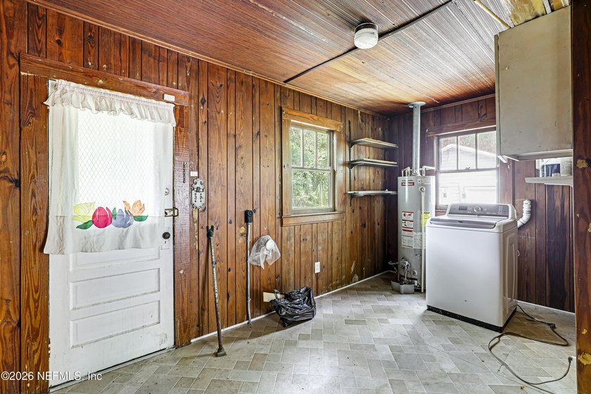 **INVESTOR SPECIAL**UPDATED***GREAT LOCATION** Welcome home to - photo 33