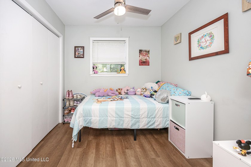 Adorable and well maintained home in the desirable golf - photo 34