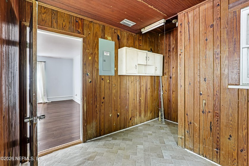 **INVESTOR SPECIAL**UPDATED***GREAT LOCATION** Welcome home to - photo 35