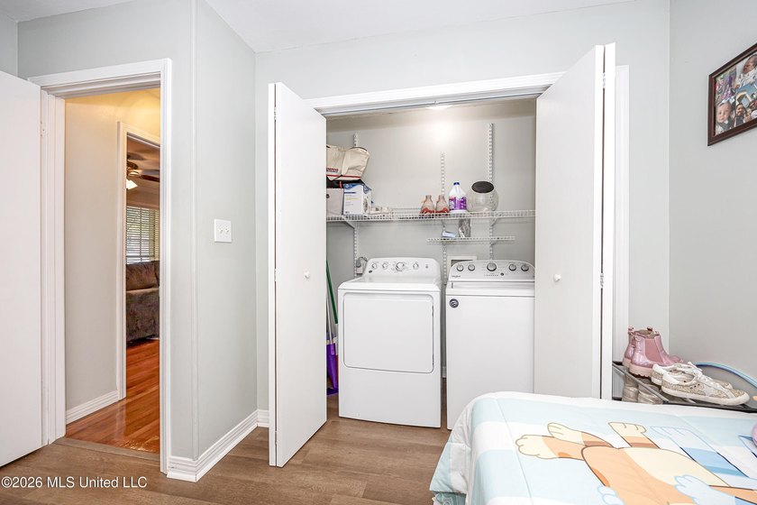 Adorable and well maintained home in the desirable golf - photo 36