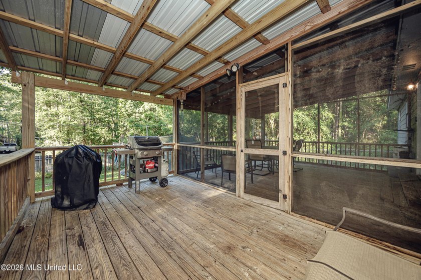 Adorable and well maintained home in the desirable golf - photo 41