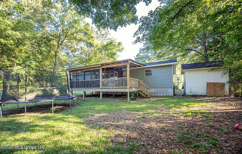 Adorable and well maintained home in the desirable golf - photo 44