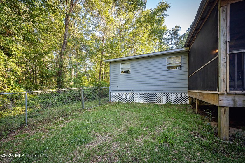Adorable and well maintained home in the desirable golf - photo 47