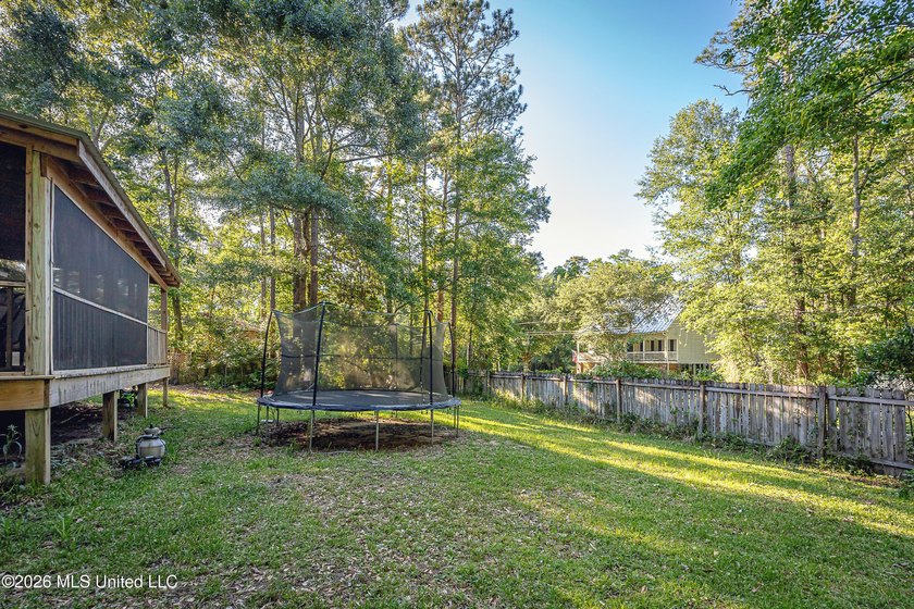 Adorable and well maintained home in the desirable golf - photo 49