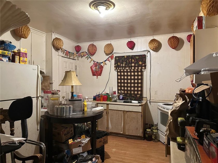 Handyman special perfect for an investor adding to their - photo 2
