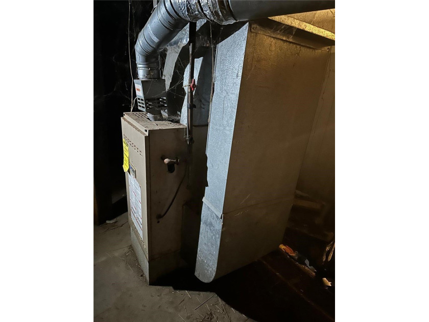 Handyman special perfect for an investor adding to their - photo 7