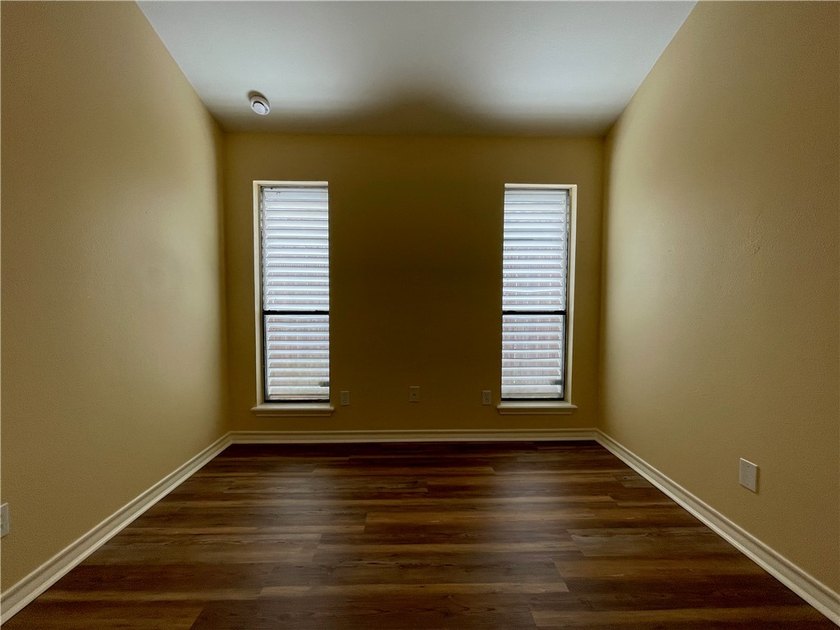 Beautifully &amp; totally redone &amp; updated. Front entrance &amp; walkway - photo 32