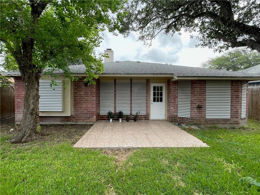 Beautifully &amp; totally redone &amp; updated. Front entrance &amp; walkway - photo 33