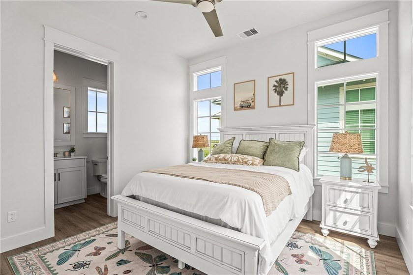 Move right into this beautifully furnished new construction home - photo 12