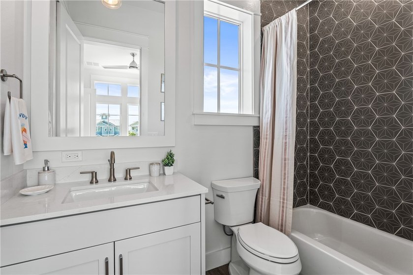 Move right into this beautifully furnished new construction home - photo 13