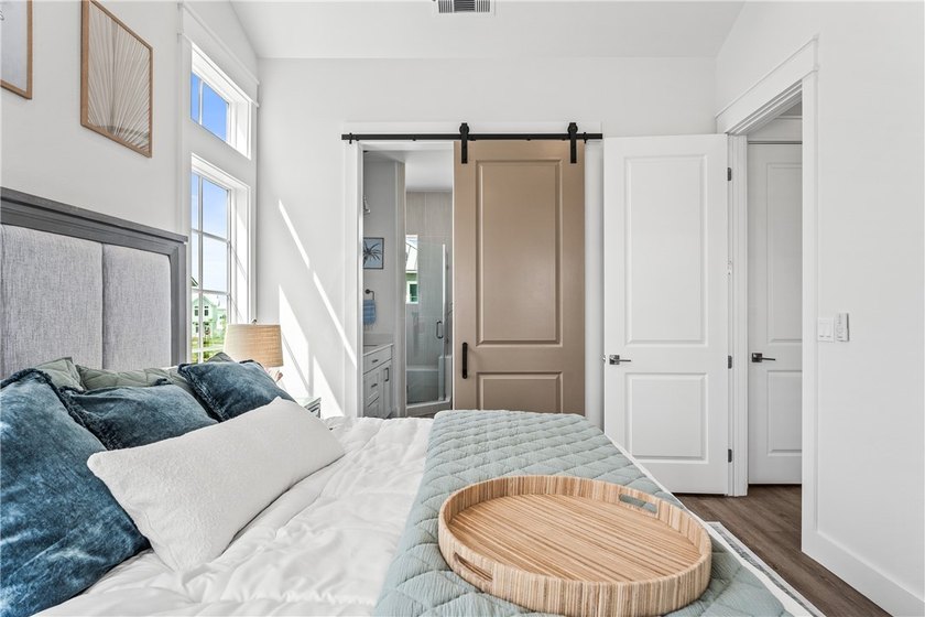 Move right into this beautifully furnished new construction home - photo 15