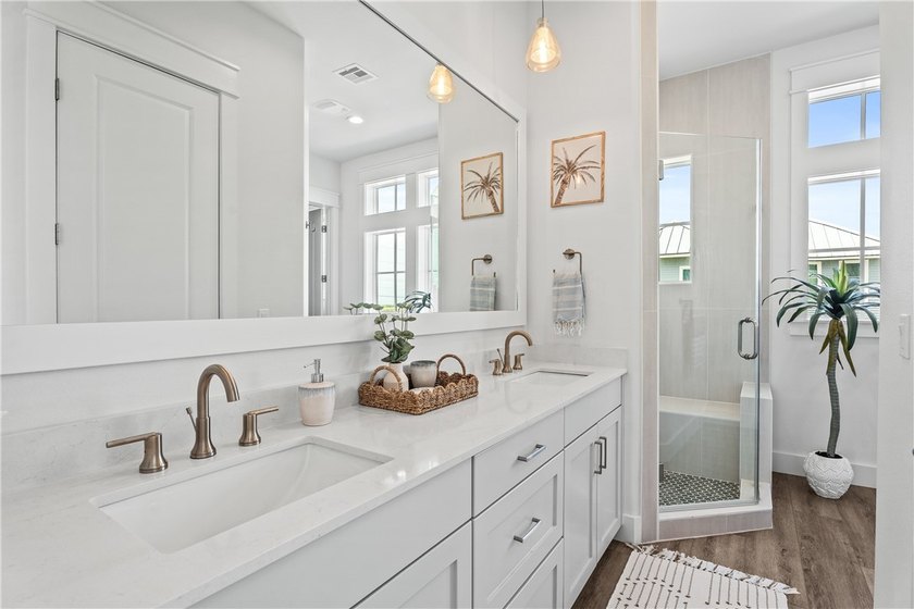 Move right into this beautifully furnished new construction home - photo 16