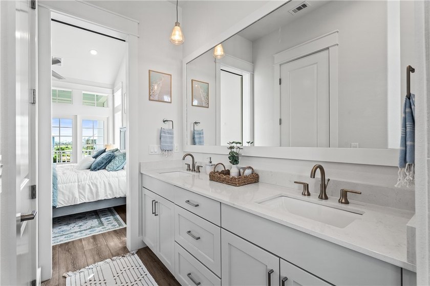 Move right into this beautifully furnished new construction home - photo 17