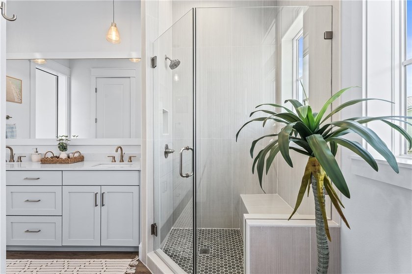 Move right into this beautifully furnished new construction home - photo 18