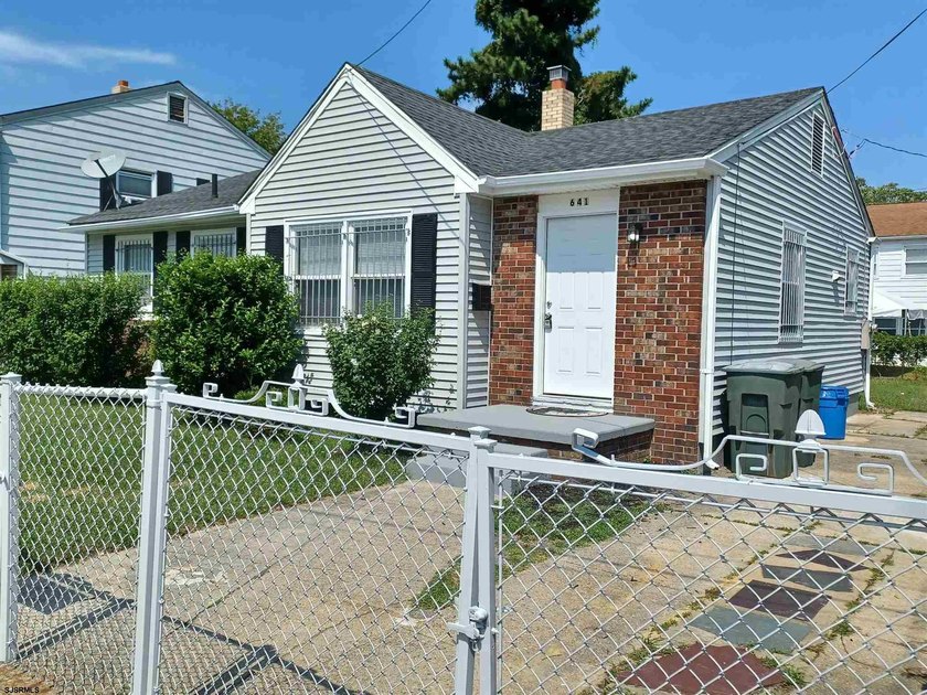 Welcome to 641 Howard Street! This beautifully updated 3-bedroom - photo 2