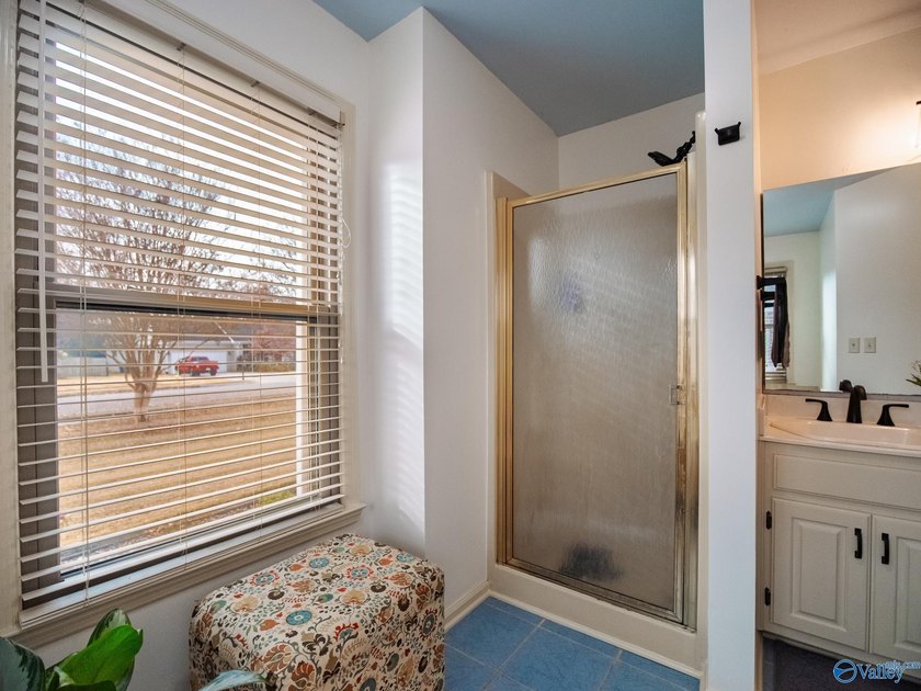 Welcome home to this beautifully renovated 4-bedroom residence - photo 17