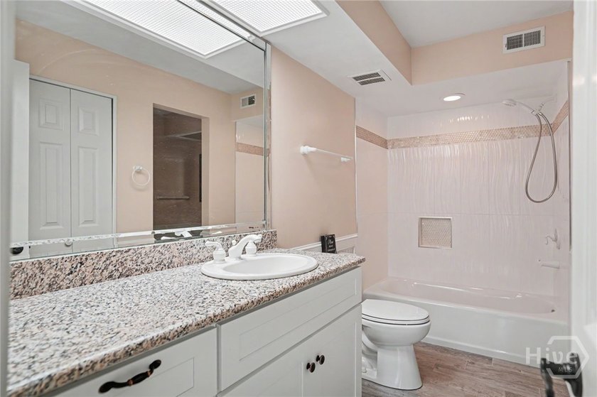 Lovely 3-bedroom, 3 bath, 1840 square feet condo/townhouse in - photo 14