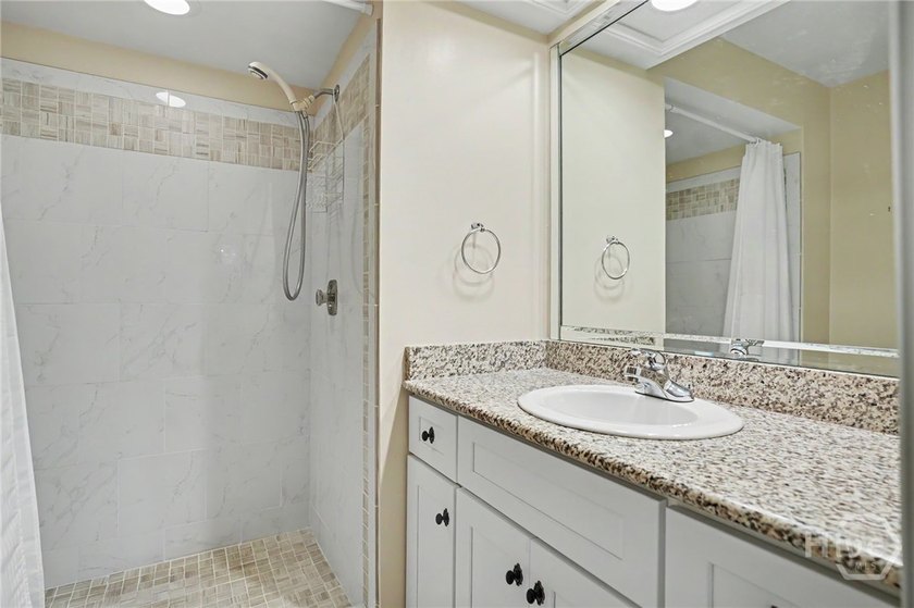 Lovely 3-bedroom, 3 bath, 1840 square feet condo/townhouse in - photo 17
