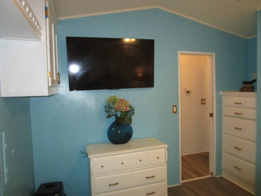 Freshly painted and move-in ready, this charming 2BD/1BA - photo 12