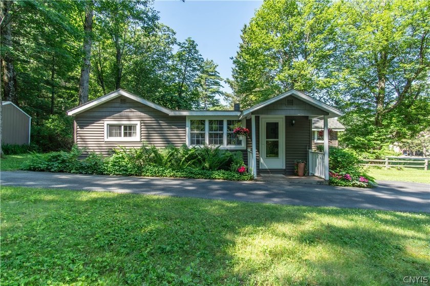 Come check out this charming and cozy 2-bedroom cottage just a - photo 2