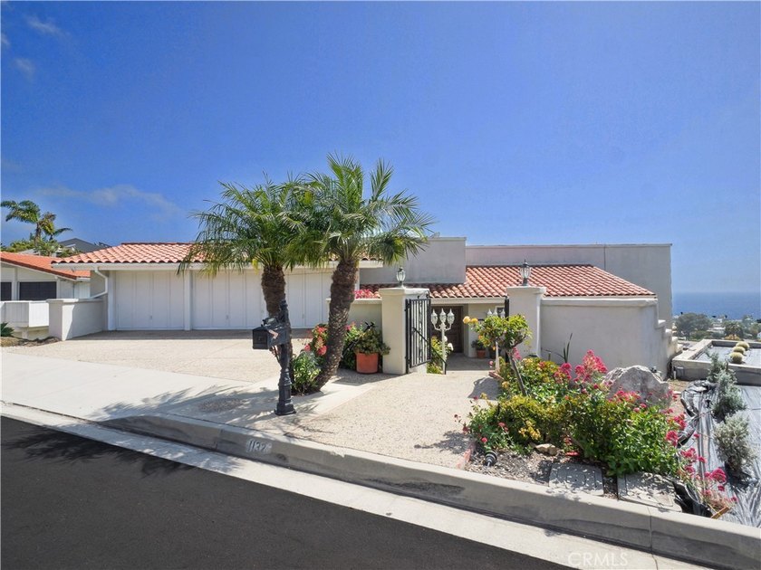 Breathtaking Panoramic Ocean VIEWS from this spacious Home with - photo 3