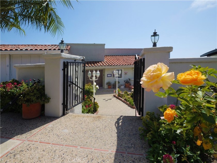 Breathtaking Panoramic Ocean VIEWS from this spacious Home with - photo 4