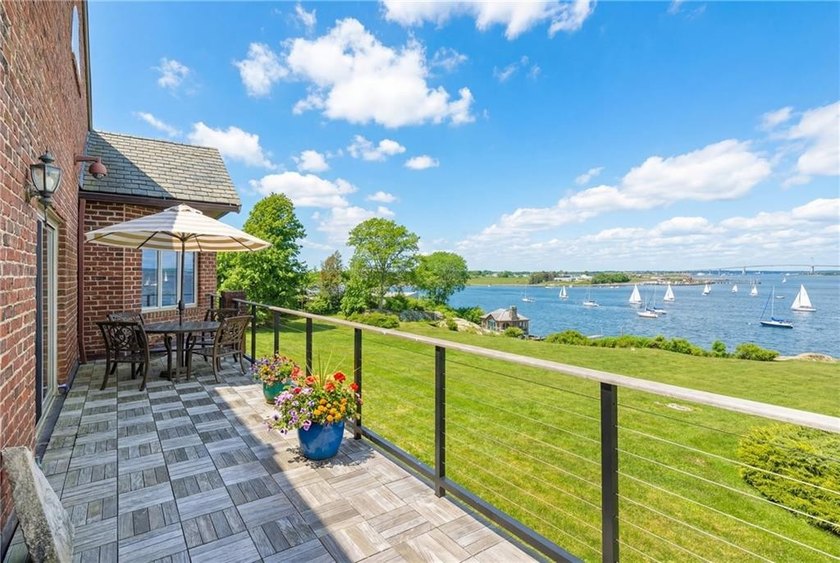 Perched on the top floor of the Bonniecrest estate, this - photo 16