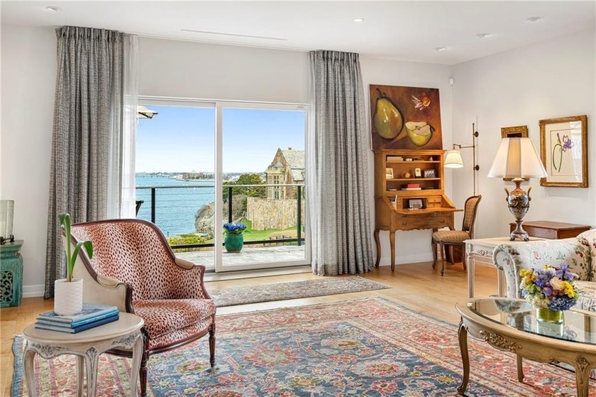 Perched on the top floor of the Bonniecrest estate, this - photo 18