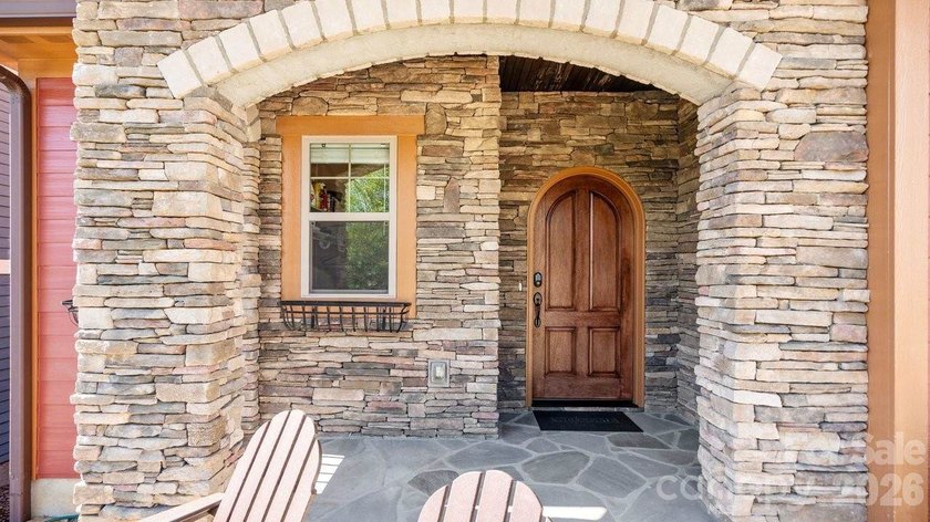 Charming and Spacious, 3 Bed/3 Bath Craftsman Home in Beautiful - photo 5