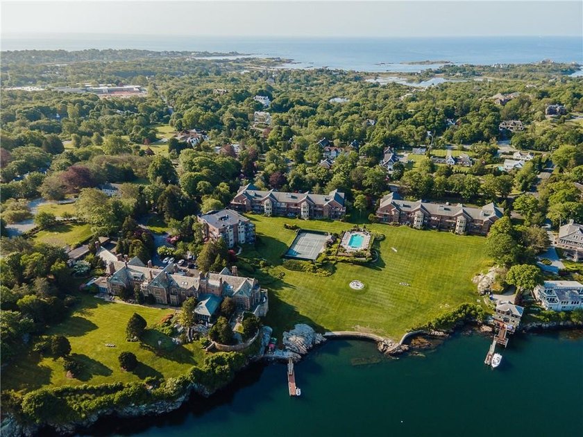Perched on the top floor of the Bonniecrest estate, this - photo 42