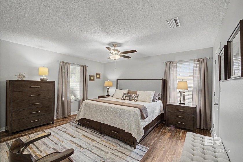 Gorgeous Coastal Home with exceptional craftsmanship and - photo 18