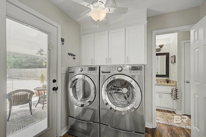 Gorgeous Coastal Home with exceptional craftsmanship and - photo 25
