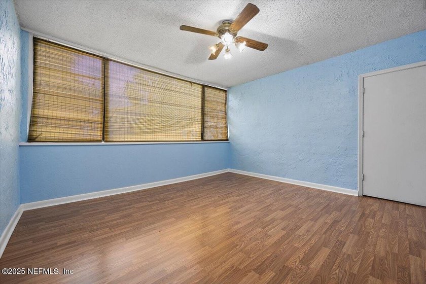 Spacious and updated 1-bedroom end-unit condo just 5 minutes - photo 11