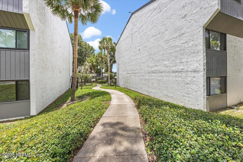 Spacious and updated 1-bedroom end-unit condo just 5 minutes - photo 12