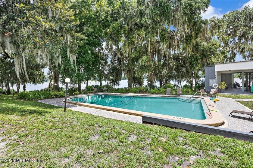 Spacious and updated 1-bedroom end-unit condo just 5 minutes - photo 14