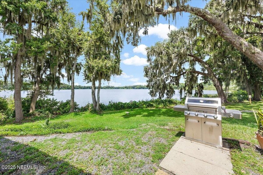 Spacious and updated 1-bedroom end-unit condo just 5 minutes - photo 15