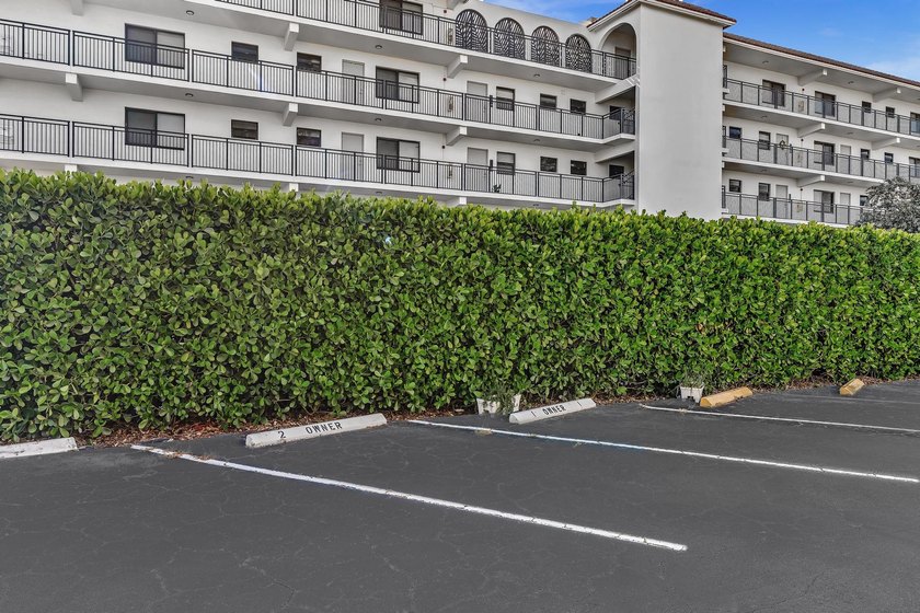 Welcome to this charming one-bedroom, one-bathroom condominium - photo 32