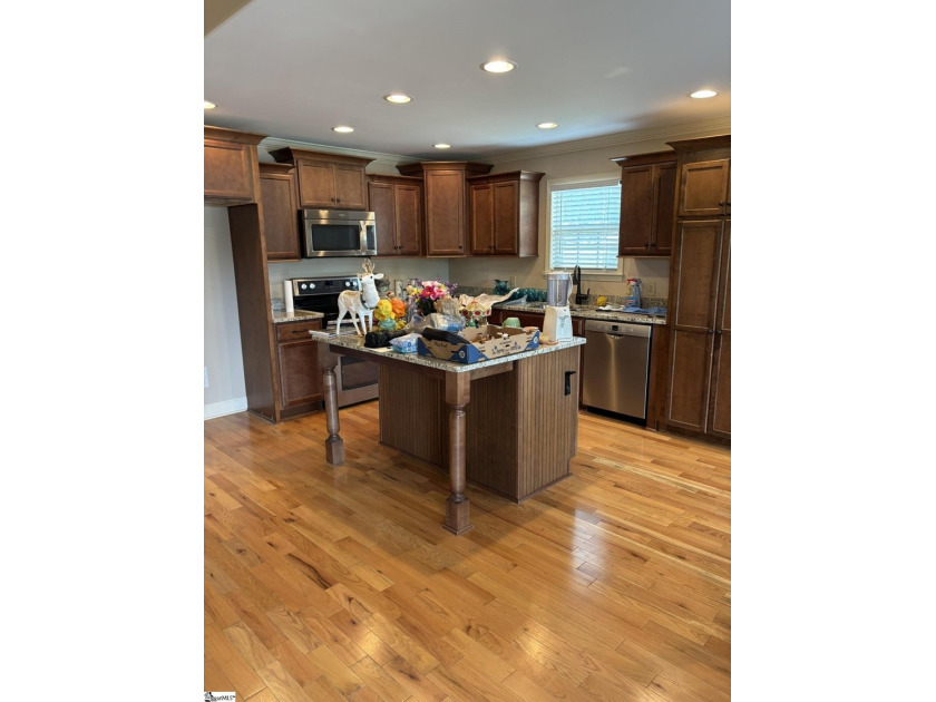 HANDICAP ACCESSIBLE! Welcome home to this beautifully maintained - photo 3