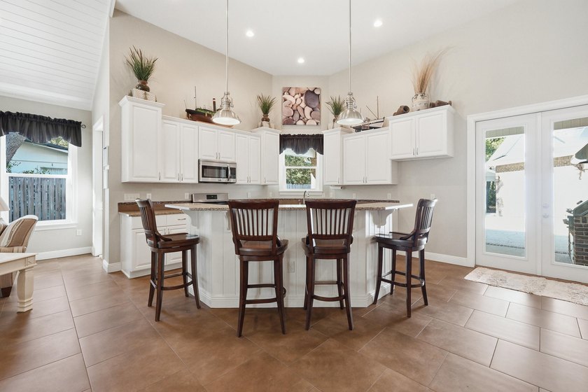 Custom-built home with flexible living space, oversized 3-car - photo 4