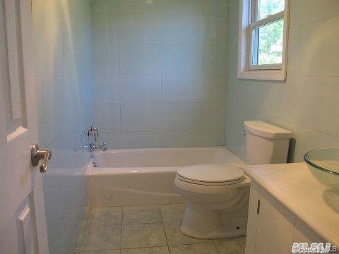 Great Neck Estates Sunny South Facing Sunny Hi-Ranch! Open Floor - photo 9