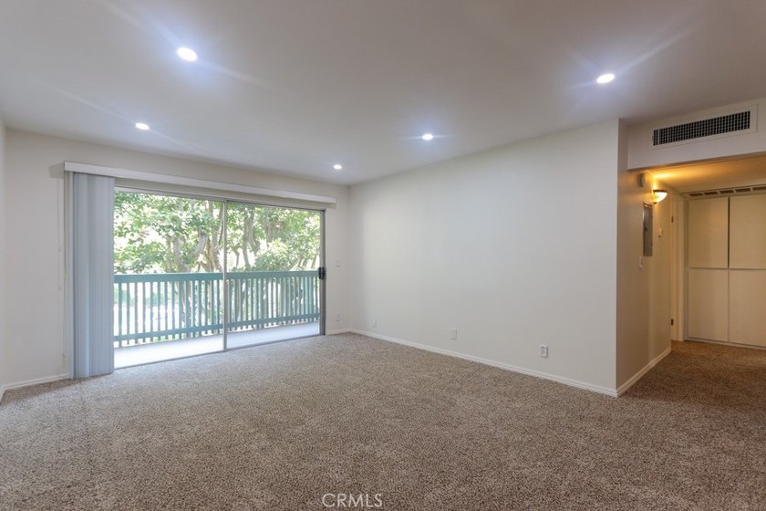 Beautiful turnkey mid-level unit with views of trees, greenery - photo 13