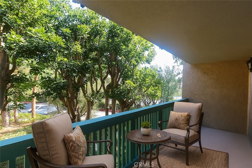 Beautiful turnkey mid-level unit with views of trees, greenery - photo 14